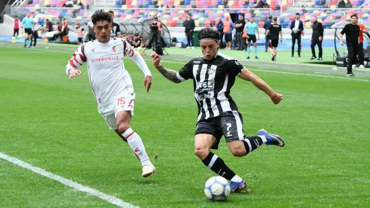 Barrera (Central Córdoba) busca el fondo ante Arzamendia (Estudiantes)..