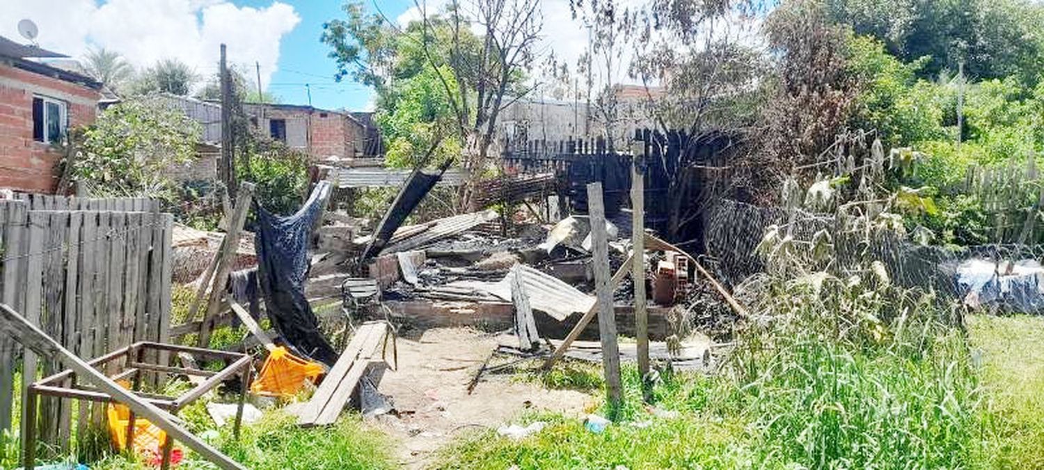 La municipalidad asiste a familia afectada por un incendio de vivienda