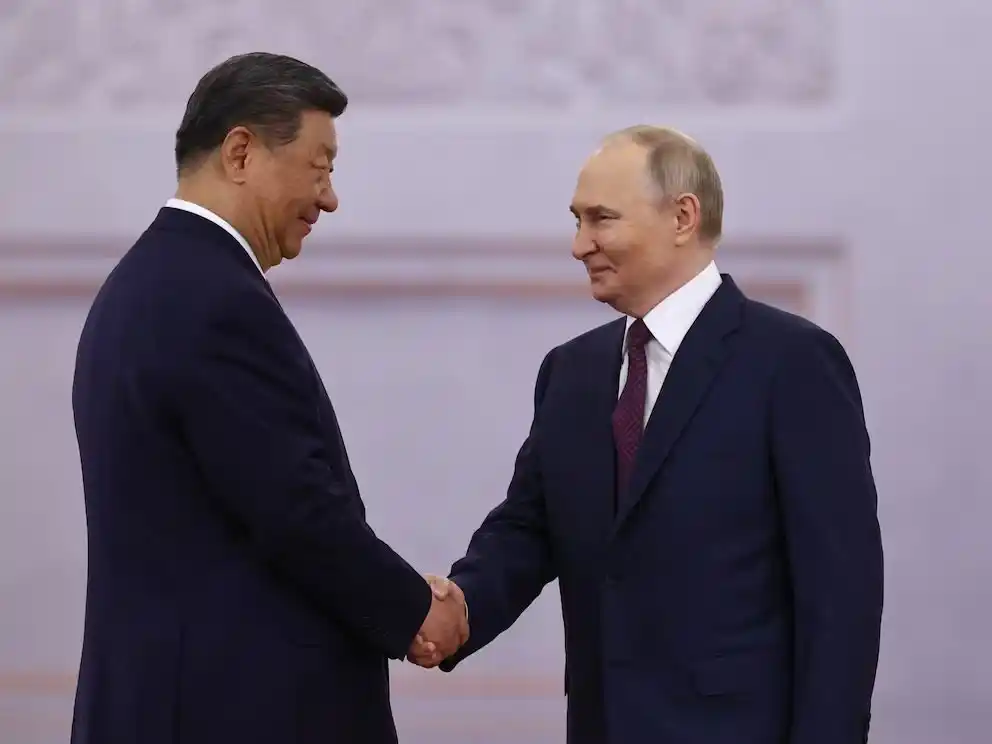 El líder de régimen de Beijing, de visita en Moscú por las celebraciones del 80° aniversario del fin de la Segunda Guerra Mundial, dijo que respaldará a Rusia frente al “acoso hegemónico”.