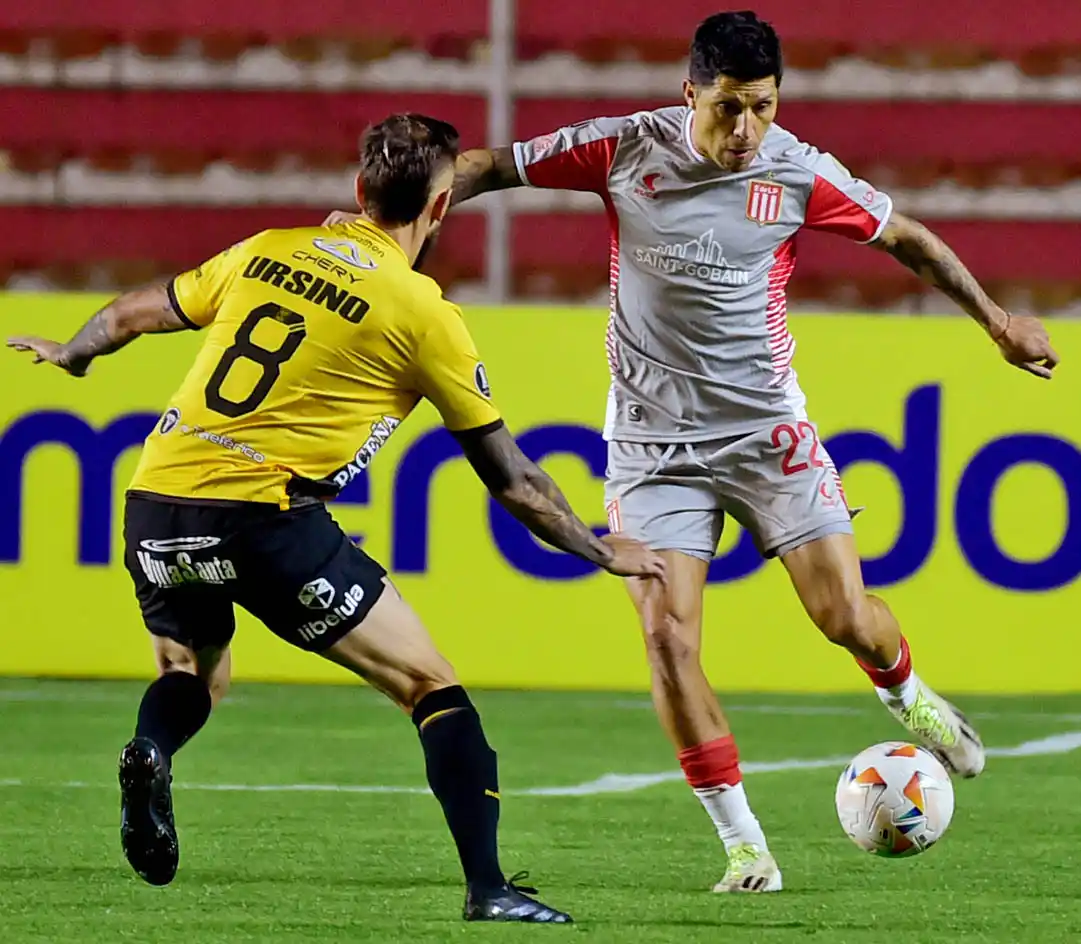 Enzo Pérez maneja la pelota.