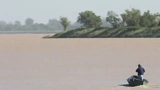 "El hambre no tiene frío": en las costas del Paraná crecen los pescadores que salen al río por necesidad