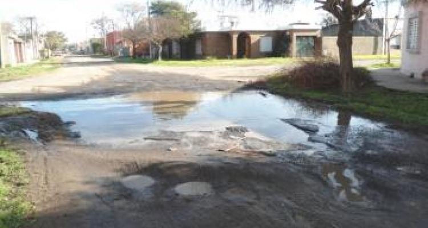 Tránsito: Importante bache en Benito Urraco y Rivadavia
