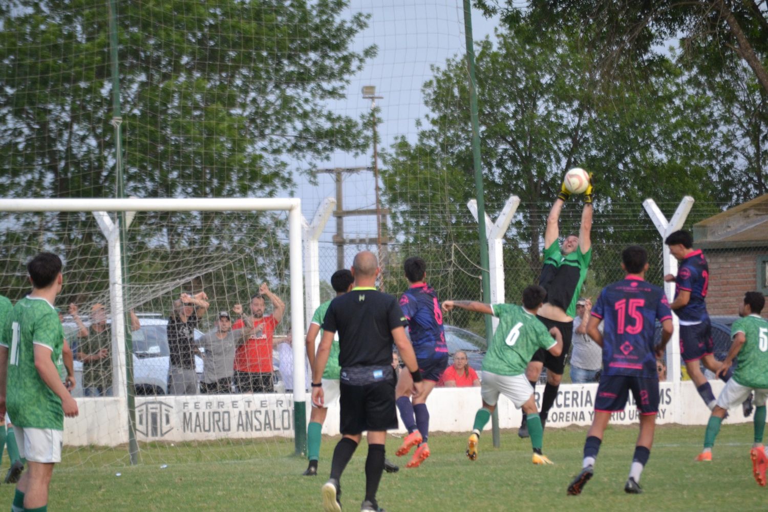 Tras salvarse del descenso ante Jorge Newbery de Rufino, "Tombo" decidió colgar los guantes y confirmó su retiro.