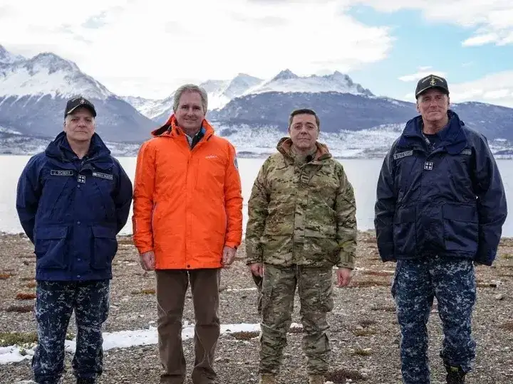 Los ministros Pablo Quirno y Carlos Presti en Ushuaia.