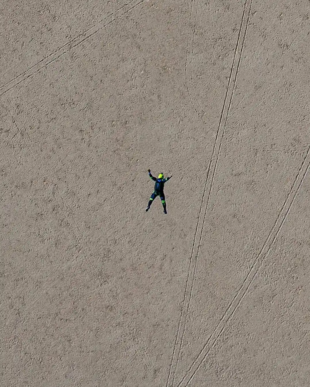 El salto imposible: la foto del paracaidista cruzando el sol que dio la vuelta al mundo - 1