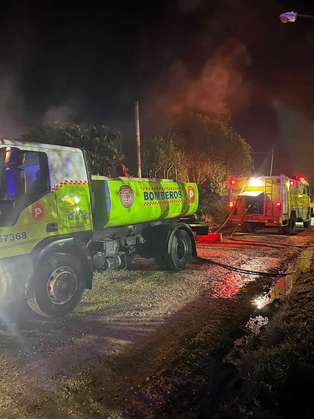 Incendio en Batán afectó dos viviendas y una mujer fue asistida por asfixia