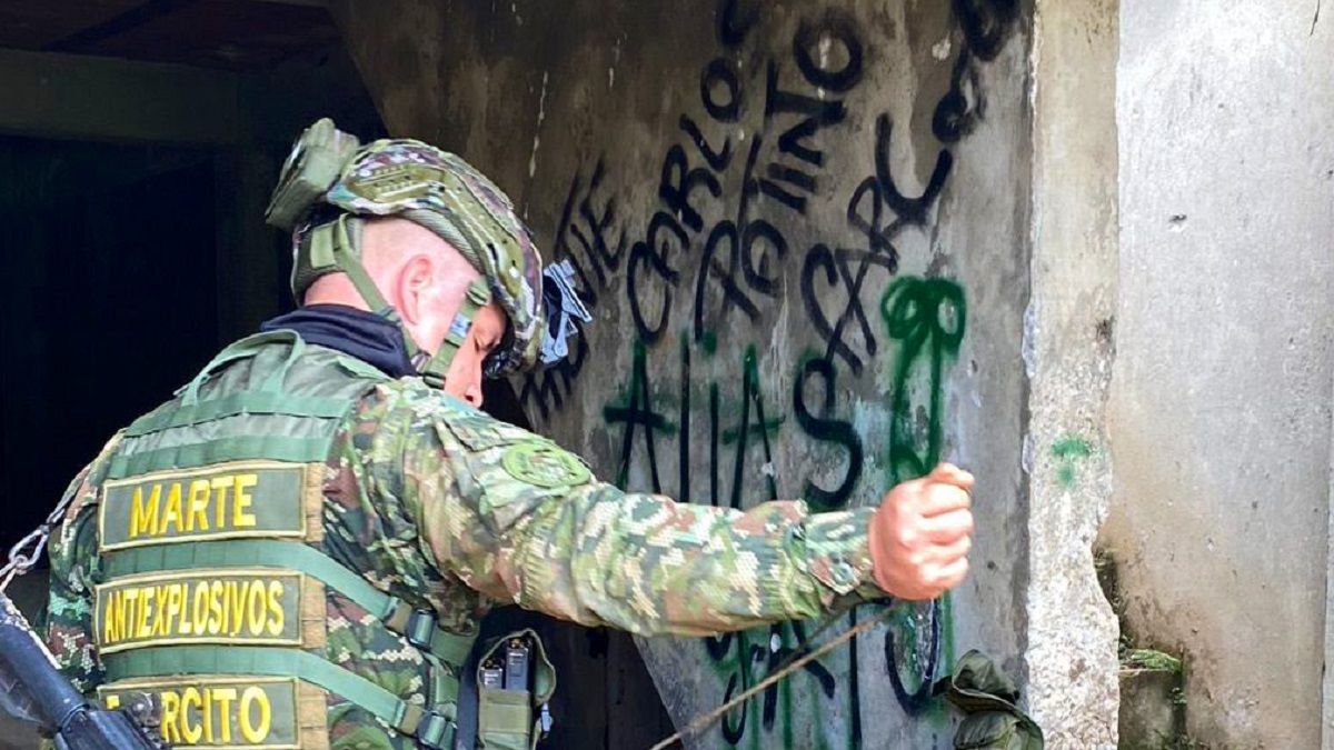 Autoridades de Colombia visitan zona donde ejército lanzó ofensiva antiguerrilla