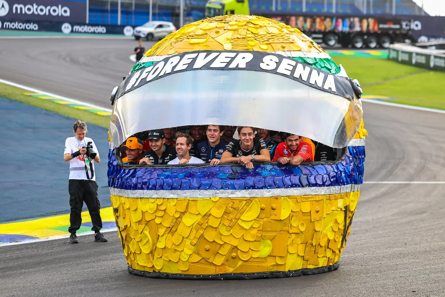 Sebastian Vettel y los pilotos en un homenaje a Ayrton Senna. Foto: Fórmula 1
