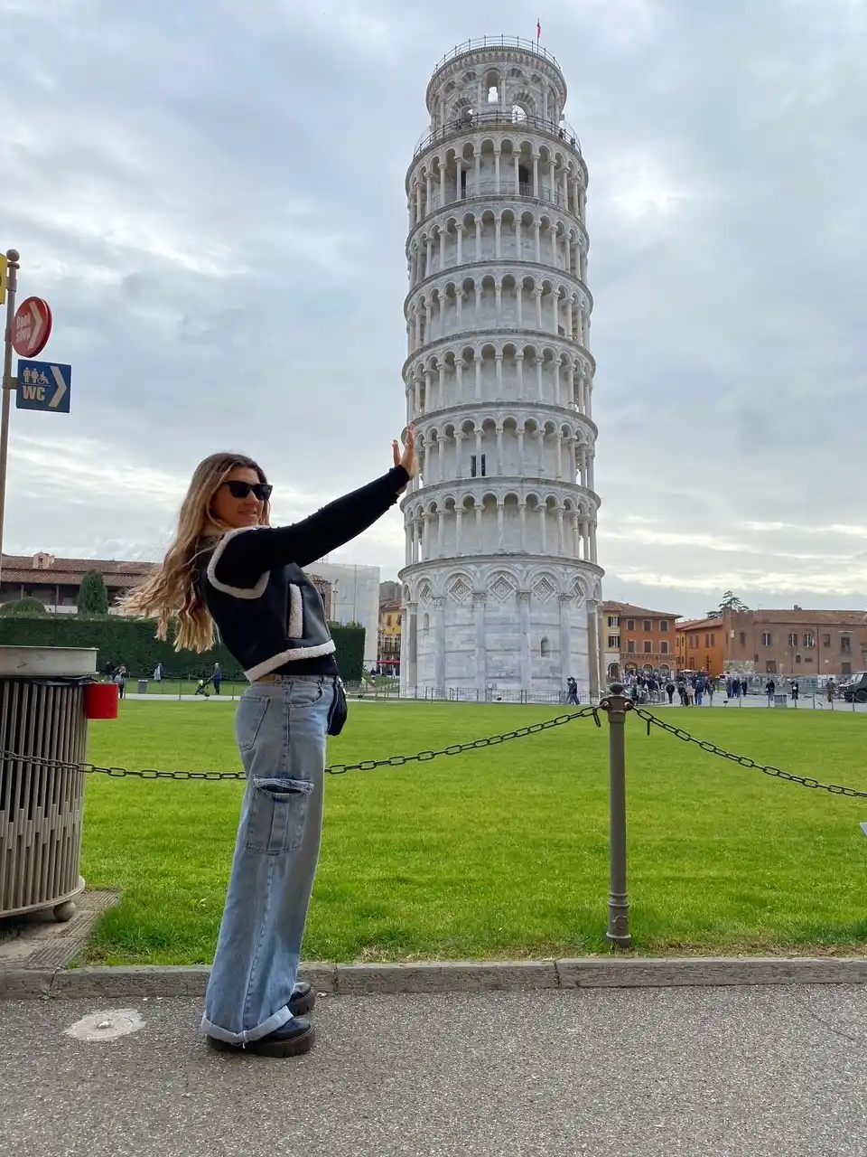 Francesca junto a la Torre de Pisa-