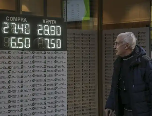 El dólar volvió a bajar y cerró a $27.92 en la city porteña