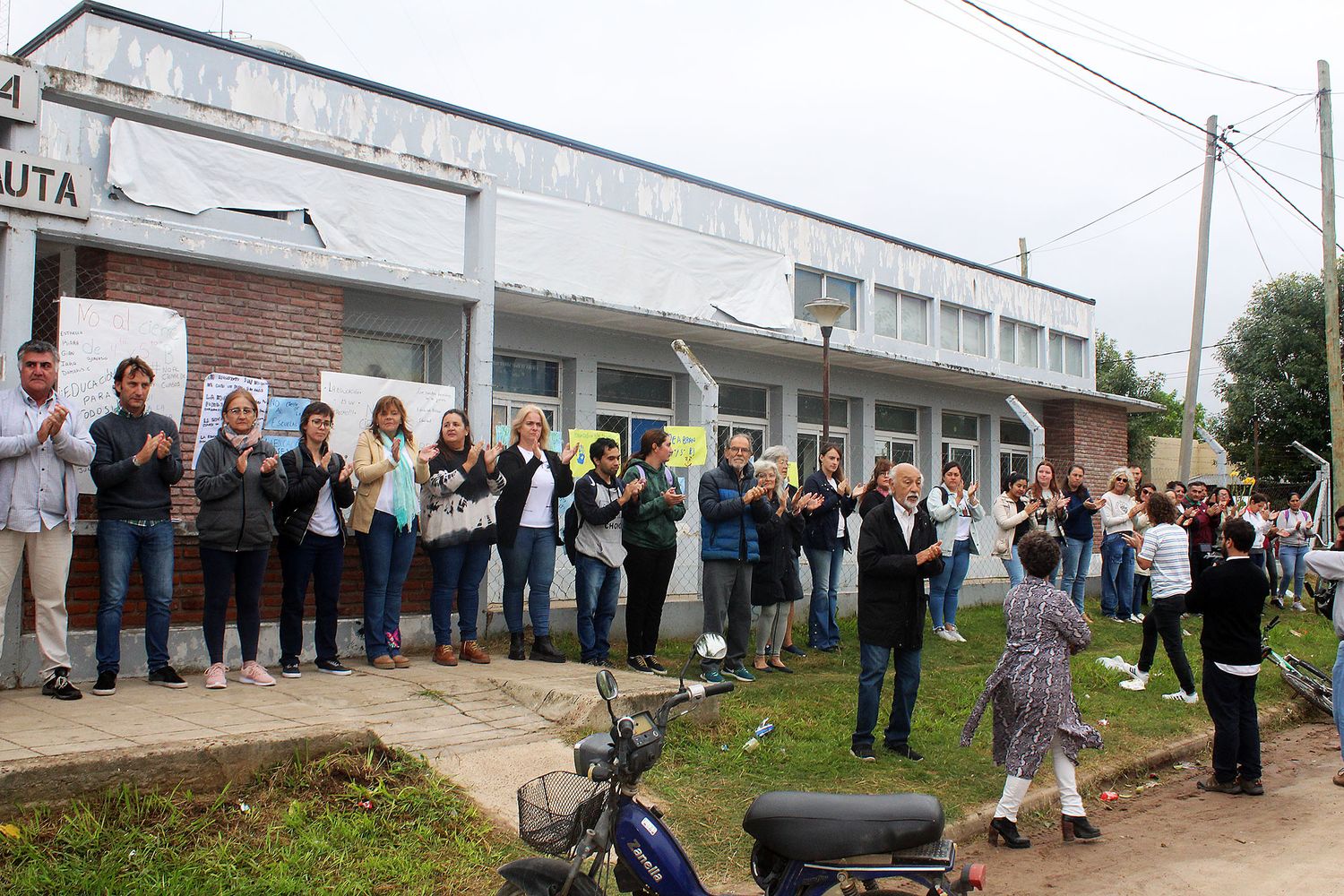 Participaron de la manifestación padres, docentes y administrativos de la escuela.