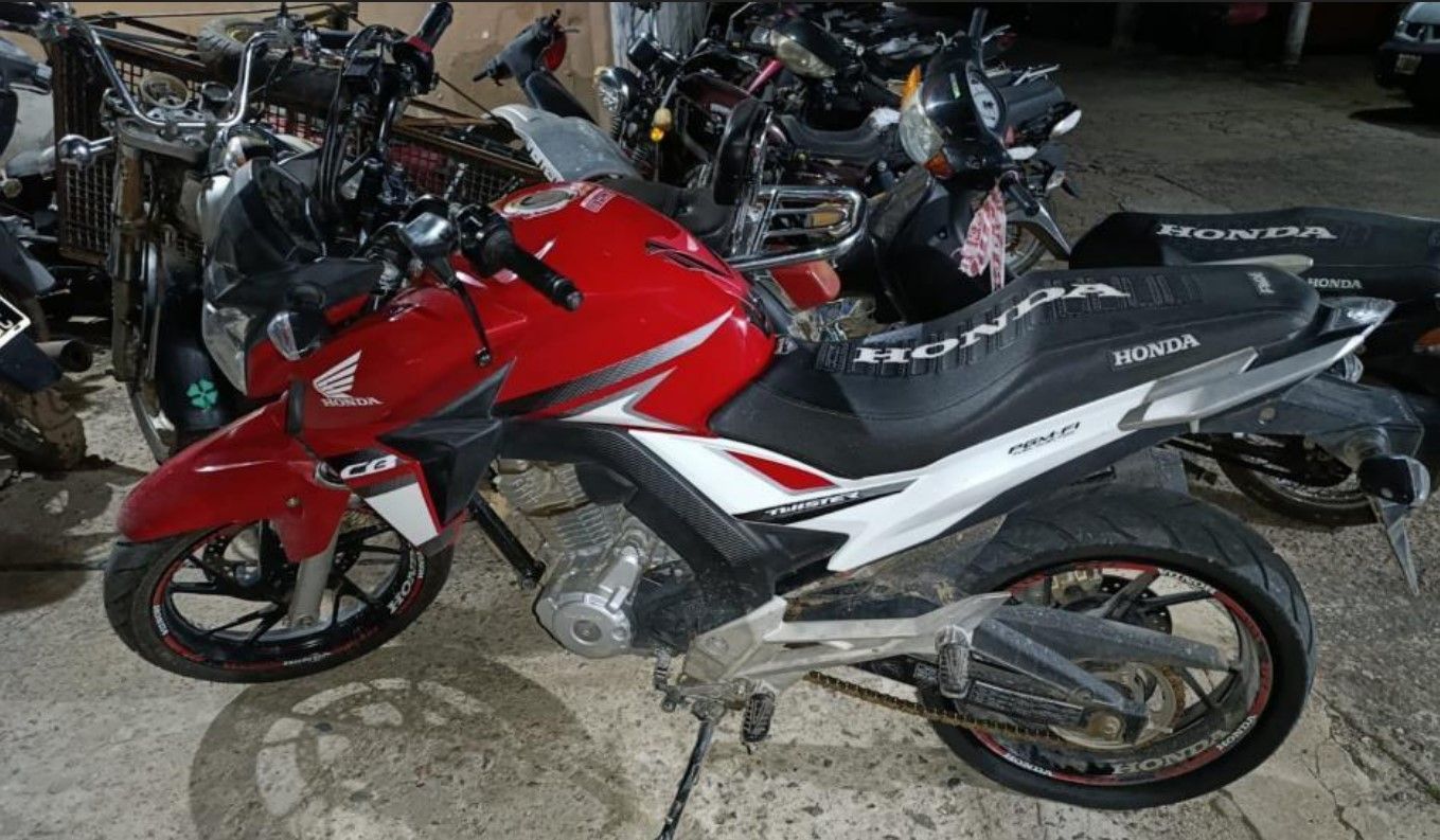 Tras una persecución en Esperanza cayeron dos motochorros con una moto robada en San Jorge