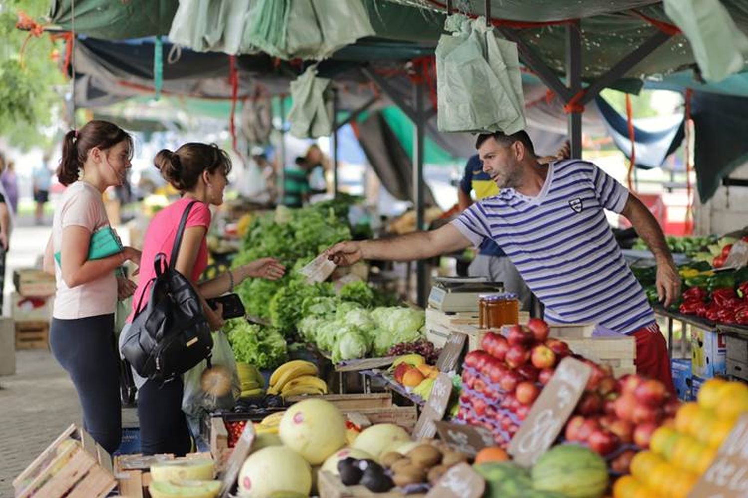 Trabajan para potenciar las ferias y mercados de la economía social