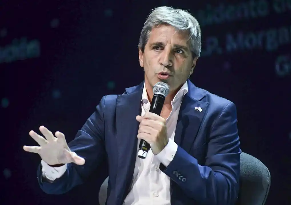 El ministro de economía Caputo insiste en que lo mejor en el plano económico se verá en junio o julio de este año.