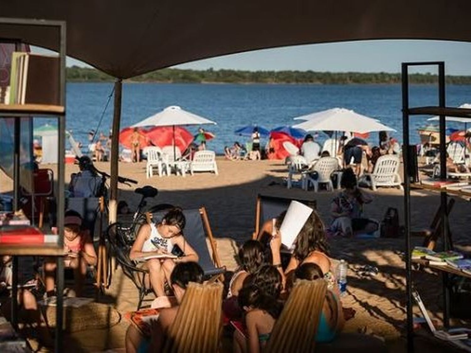 Mágica, libros en la Playa: el evento que reunirá literatura y música en el balneario municipal