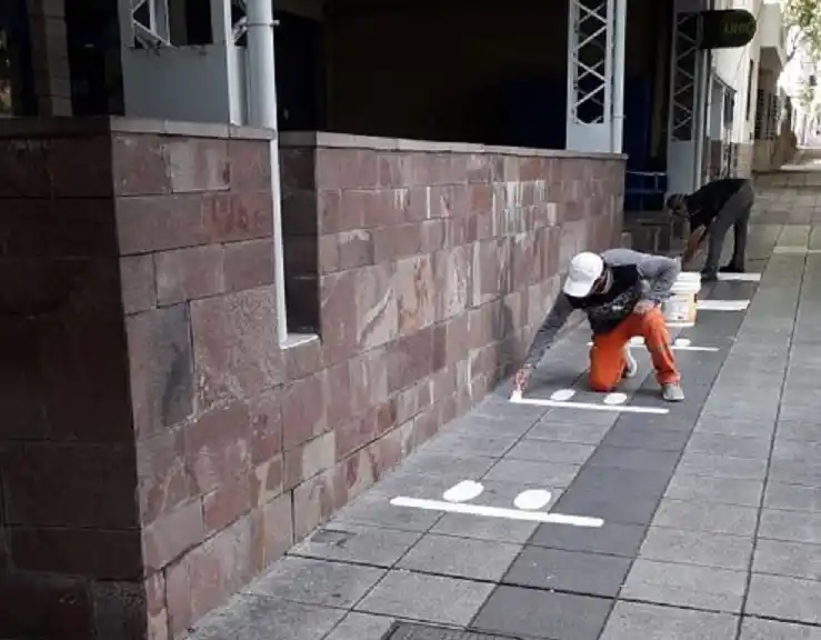 Paraná: Pintan veredas para mantener distancia donde se concentran muchas personas en las filas