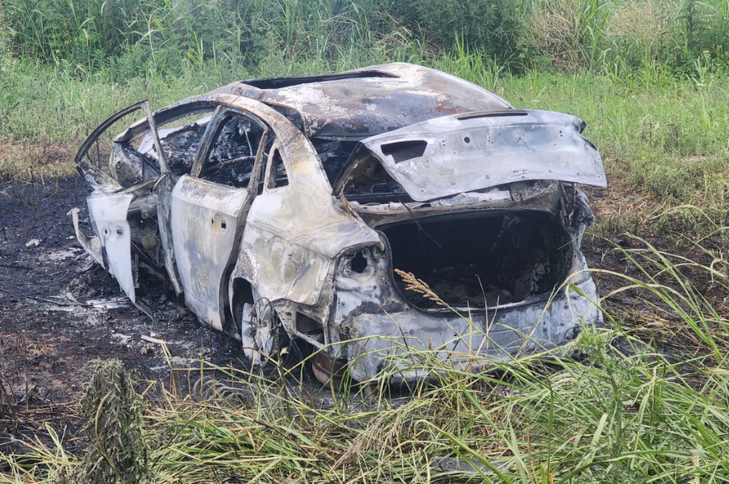 El automóvil se incendió por completo tras el accidente