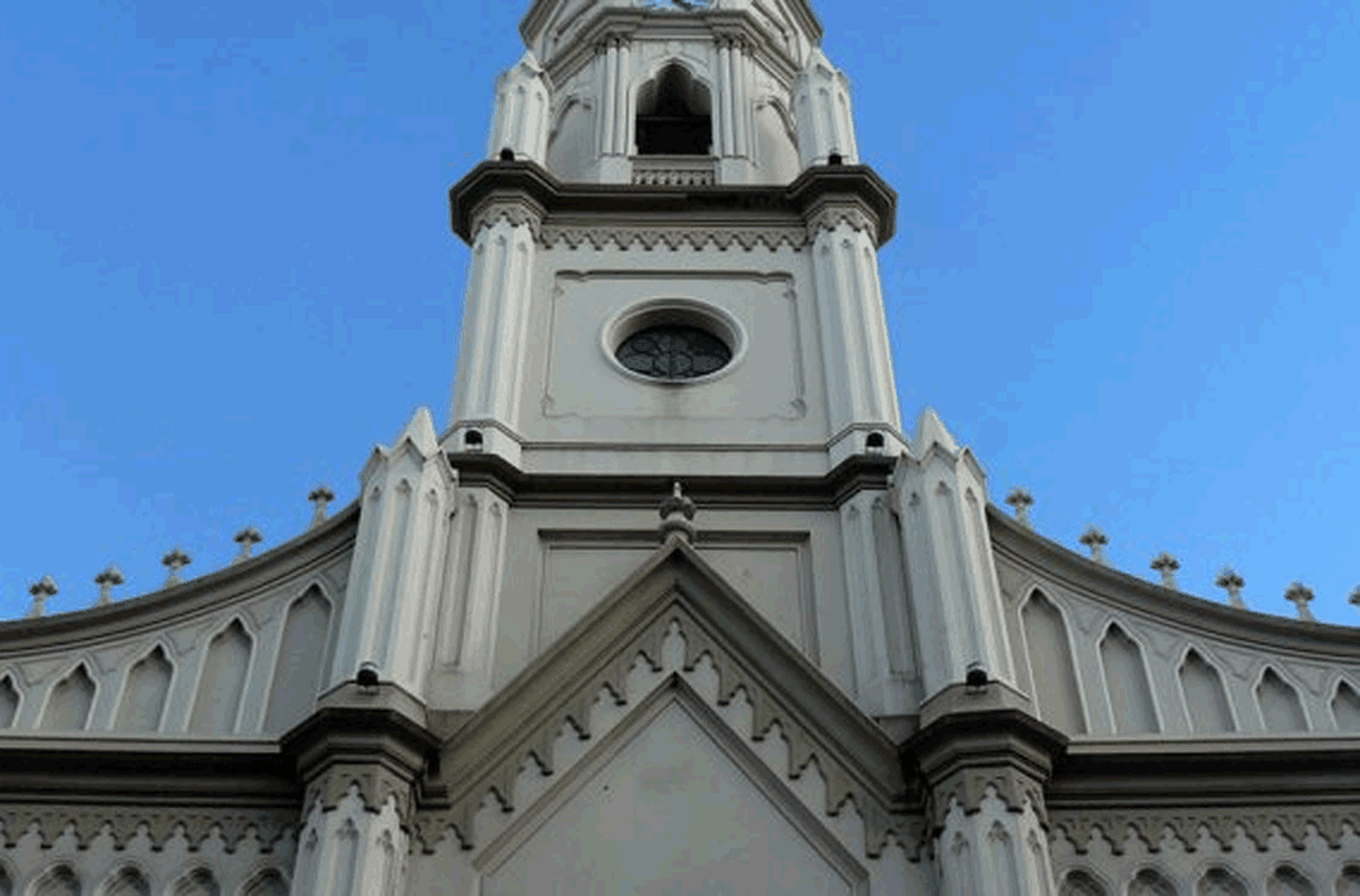 Indignante episodio en pleno centro: pedía comida en una iglesia y lo atacaron entre dos con una tijera