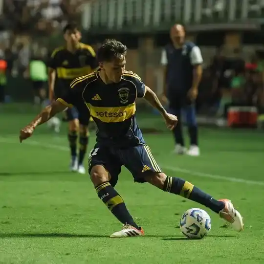 El enganche Joaquín Ruiz controla la pelota durante el duelo ante Gimnasia. Agencia Noticias Argentinas/Redes @BocaPredio.