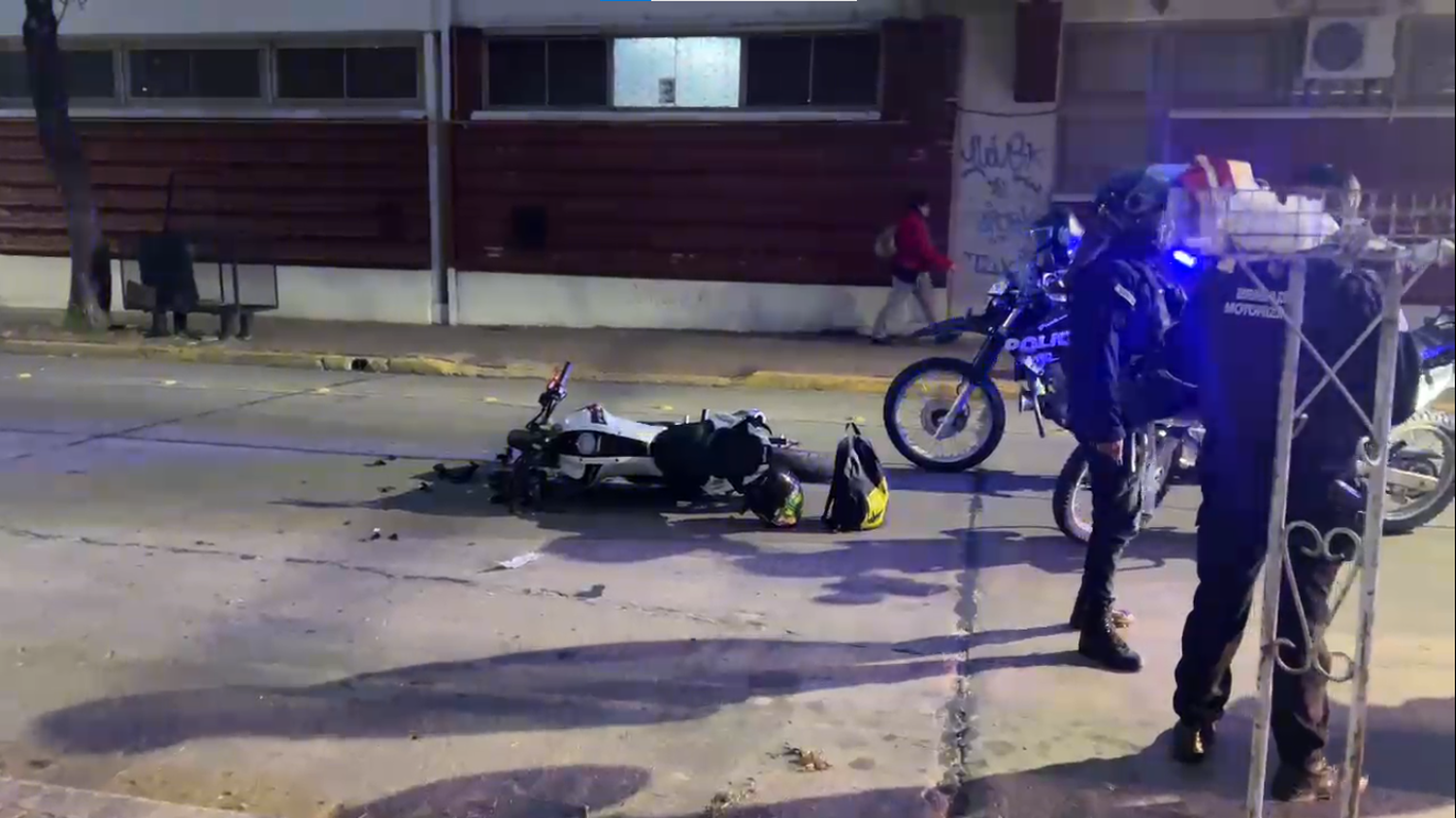 Un motociclista evadió un control de tránsito, huyó a toda velocidad y “pasó por arriba” a un peatón