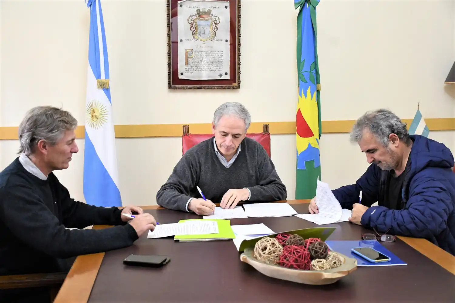 Firman contratos para la pavimentación del 30 de Mayo y obras hidráulicas en los barrios San Cayetano y El Algarrobo