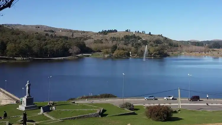 Ya rige la prohibición de estacionamiento en sectores del Lago del Fuerte en Tandil.