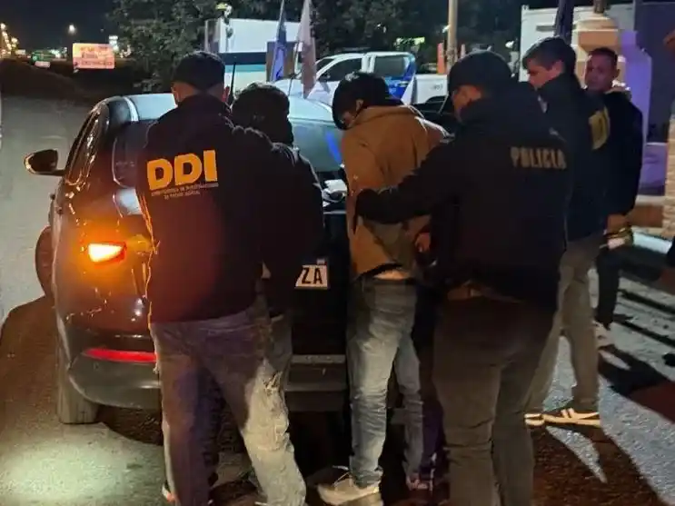 El momento en que lograron interceptar, en Junín, el auto en el que escapaban dos chilenos y un argentino.