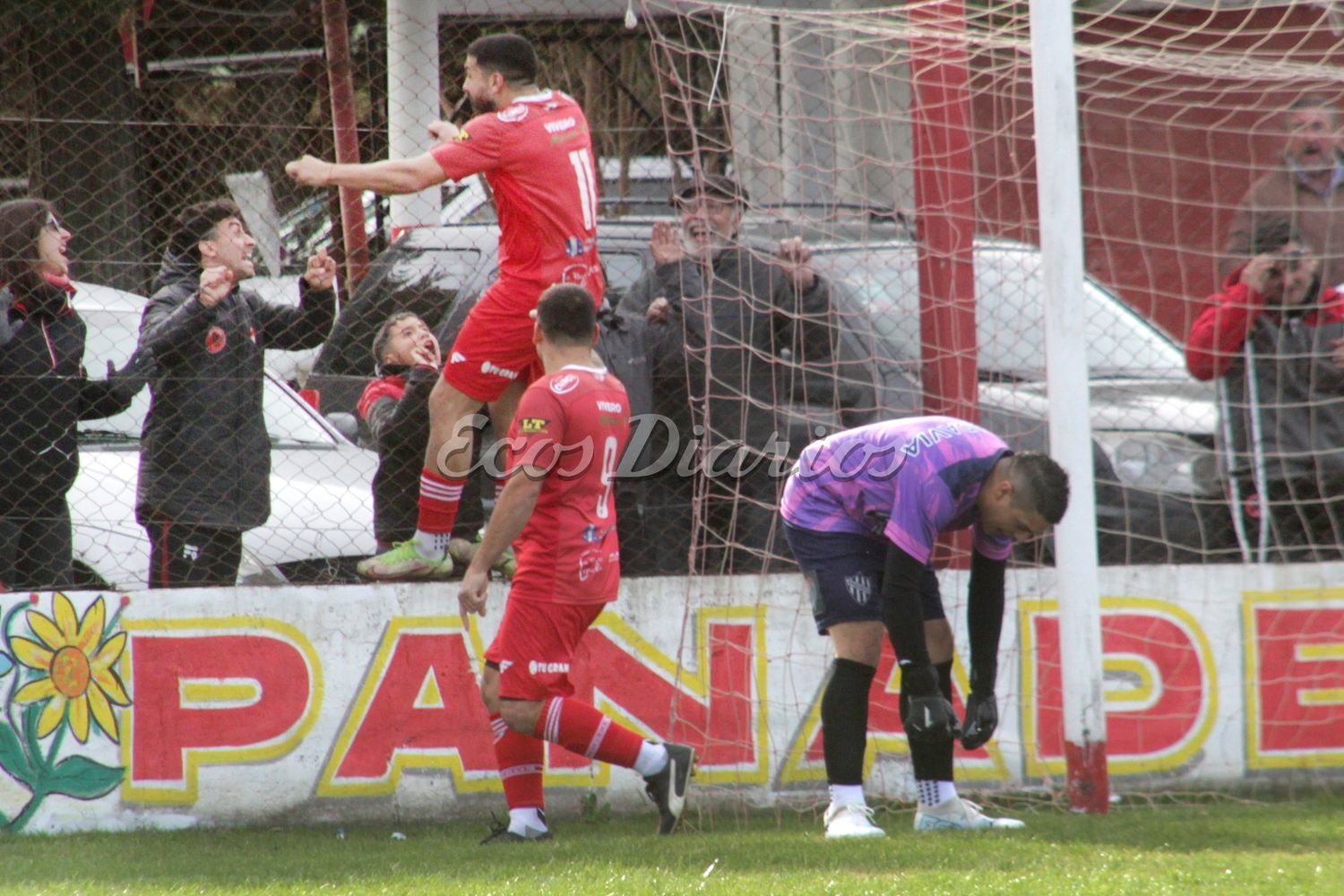 Celebración de Pedro e Ibargüengoitia, tras convertir el segundo gol antes de los 10 minutos. Maximiliano Tubino se lamenta (arquero de Rivadavia)