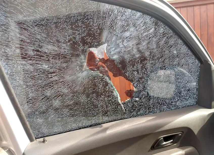 Ataque. Brutal al rodado estacionado en la zona de calles 519 y 570, de Quequén