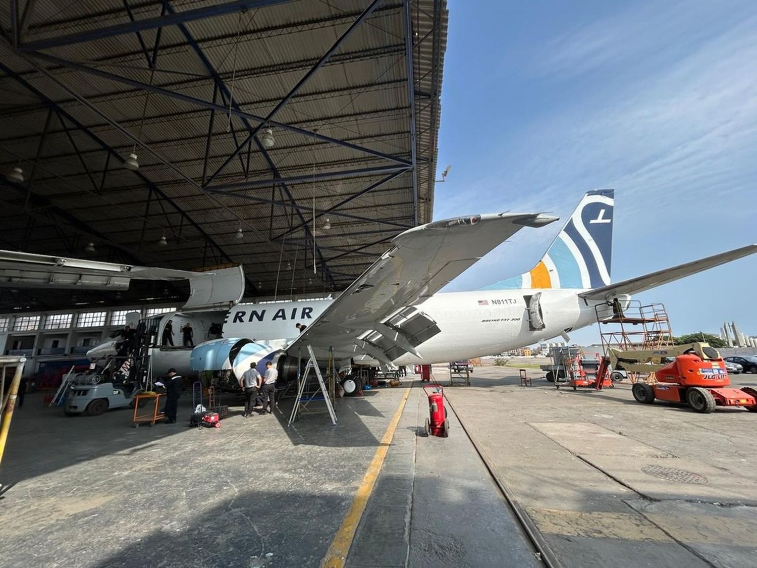 Un Boeing 737 carguero de Eastern en SEMAN Perú