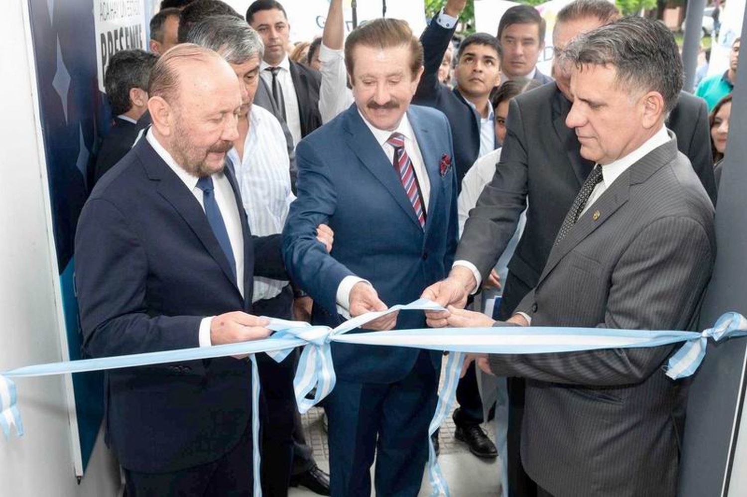 Insfrán inauguró un nuevo edificio de la 
DPV y entregó importante equipamiento