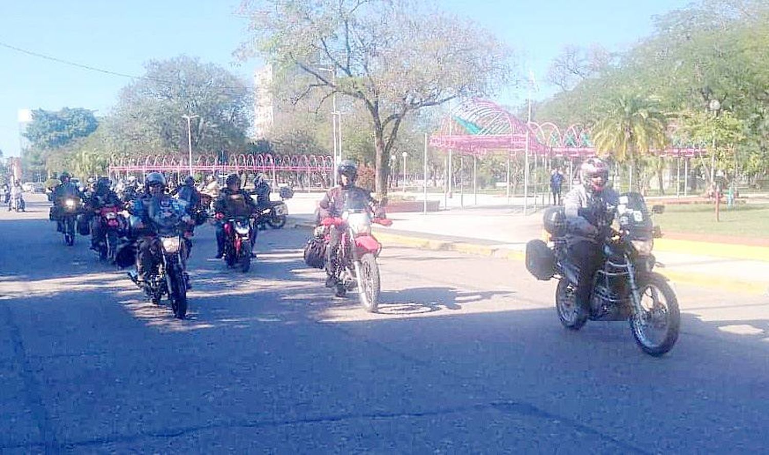 Los motoaventureros en la sexta vuelta