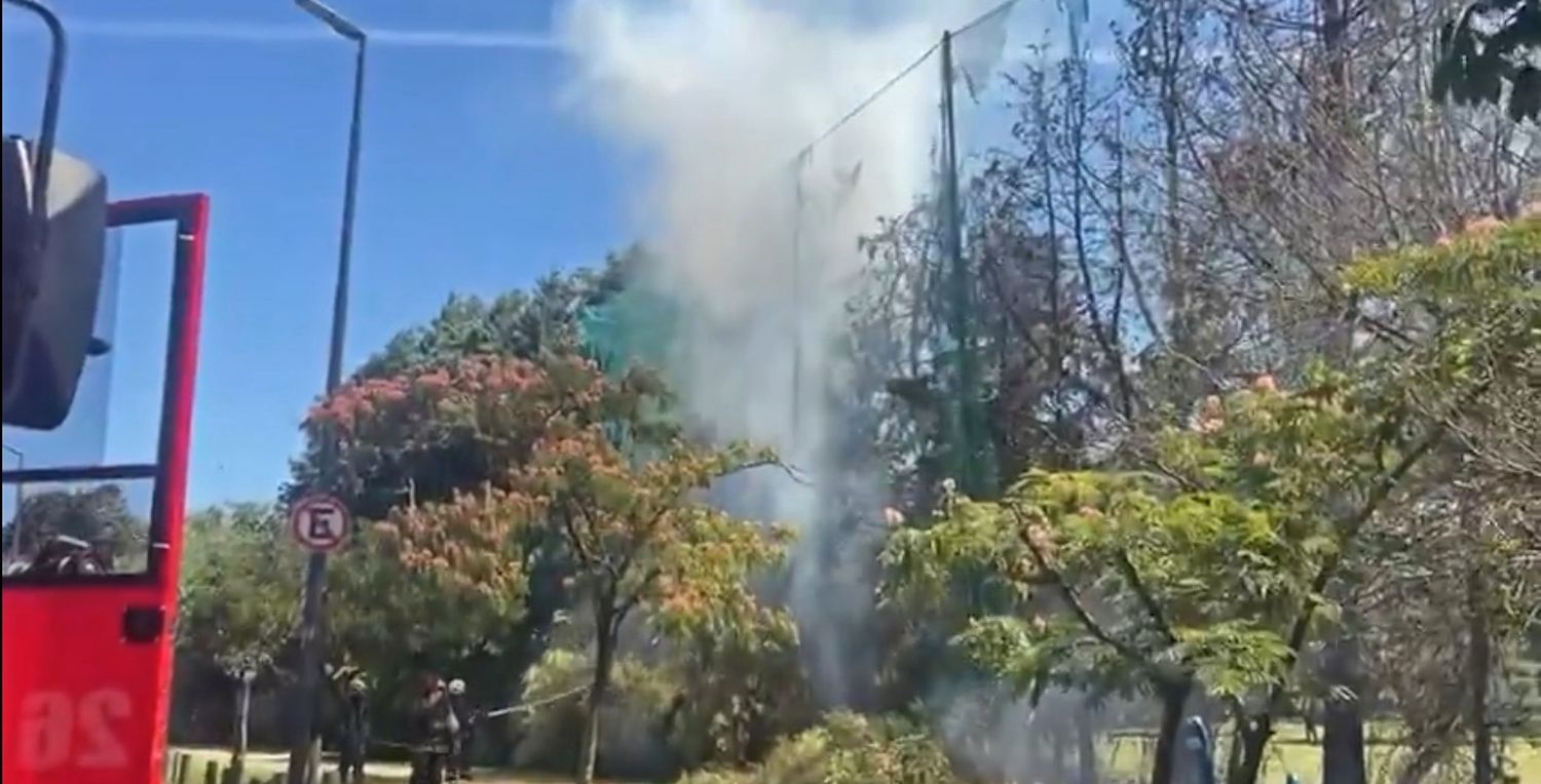 Feroz incendio en el Campo de Golf de Palermo: llamas de más de tres metros y árboles prendidos fuego