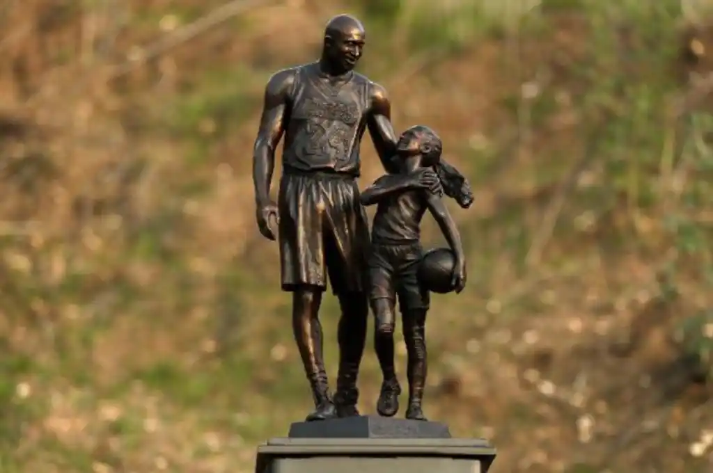 Colocan una estatua de Kobe Bryant y su hija en el lugar del accidente