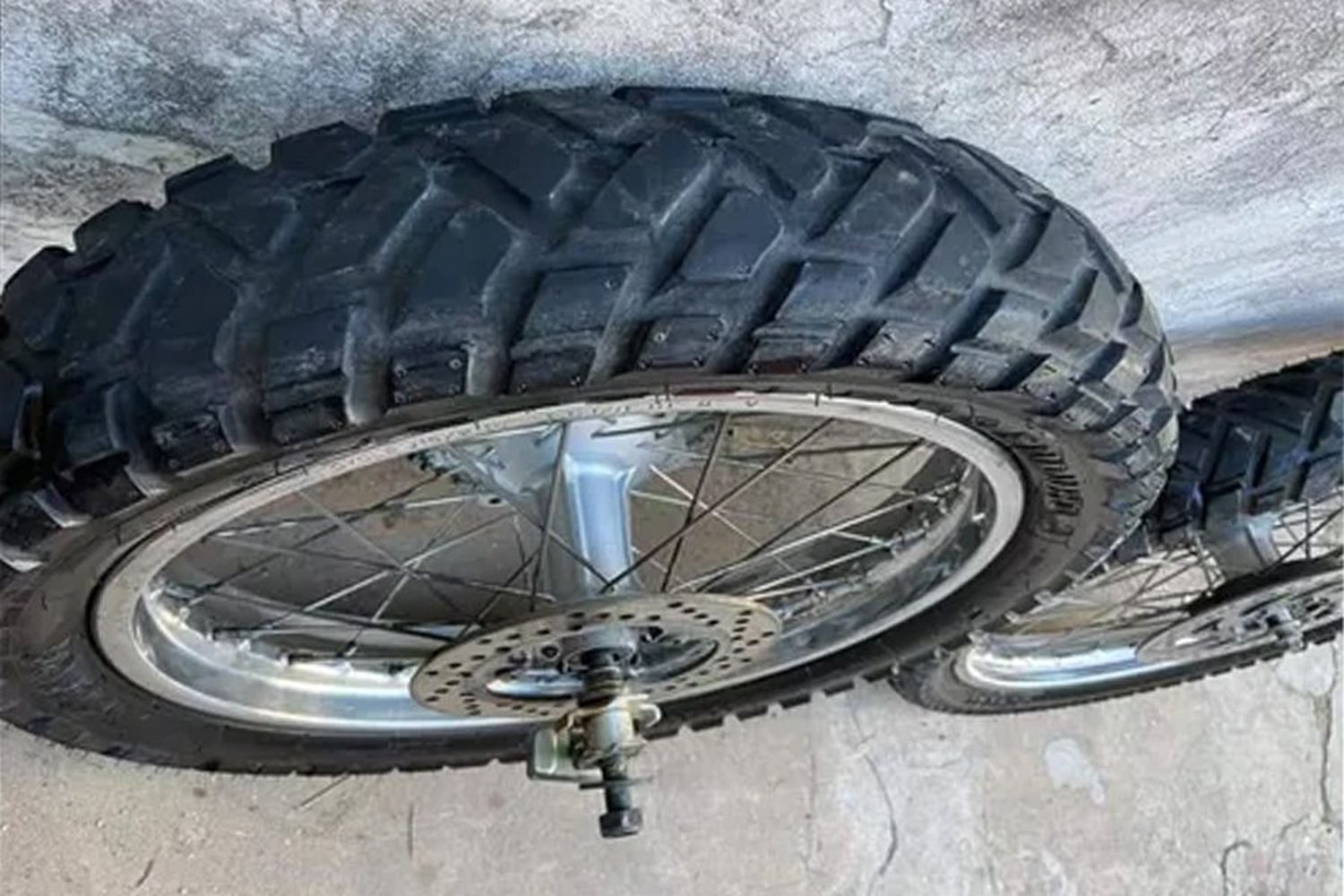 Sospechoso: tres jóvenes, dos de ellos menores, andaban con una rueda de moto en la medianoche