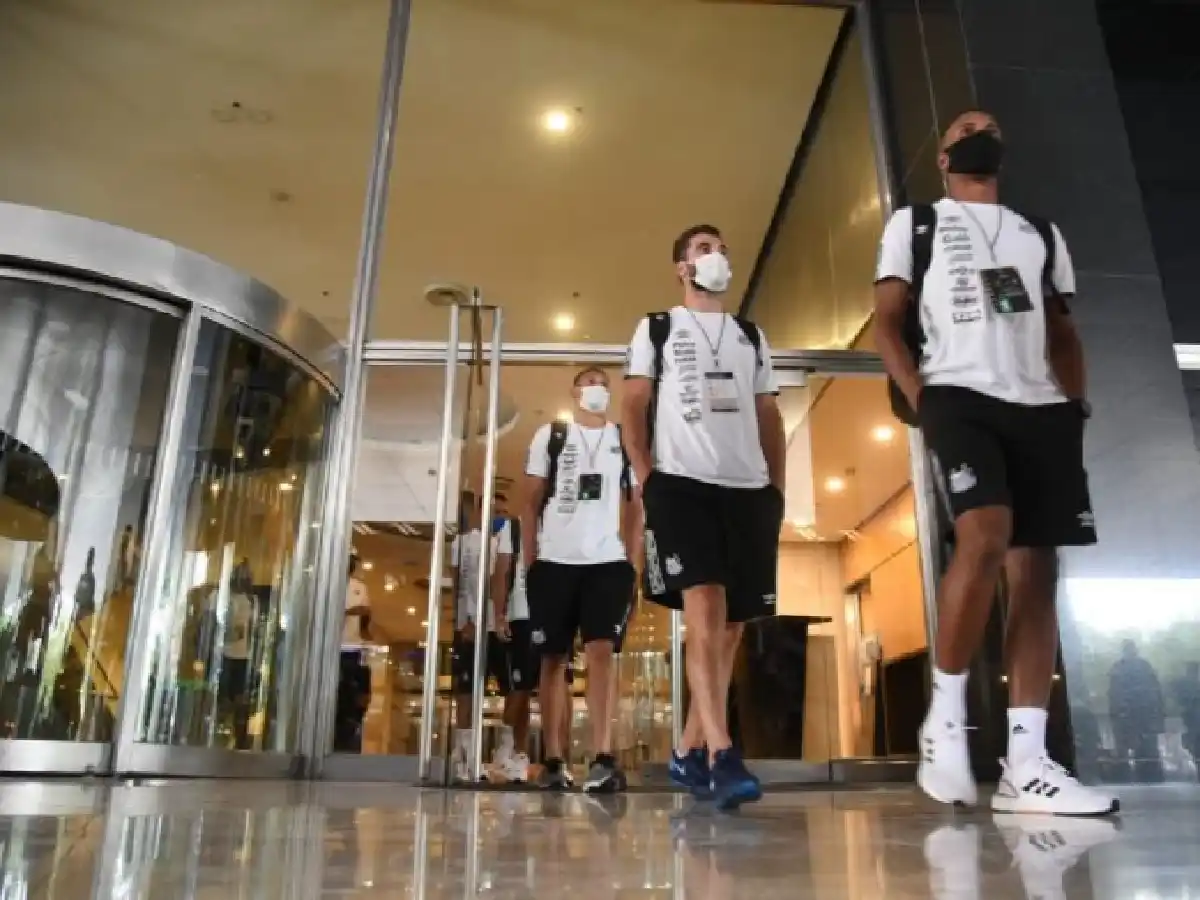 Dos jugadores de Santos se quedaron en Buenos Aires por positivo de coronavirus