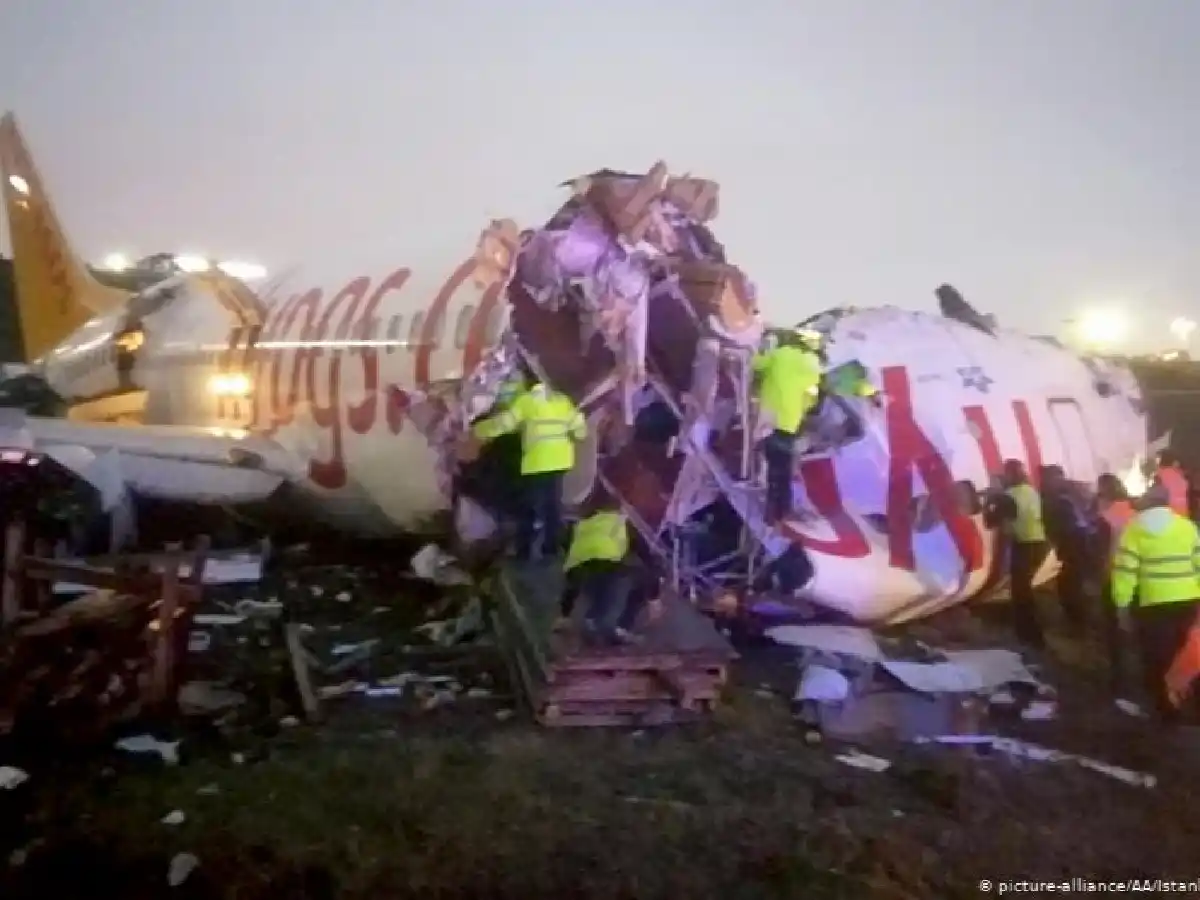 Avión se sale de pista en Turquía al aterrizar y se parte en dos