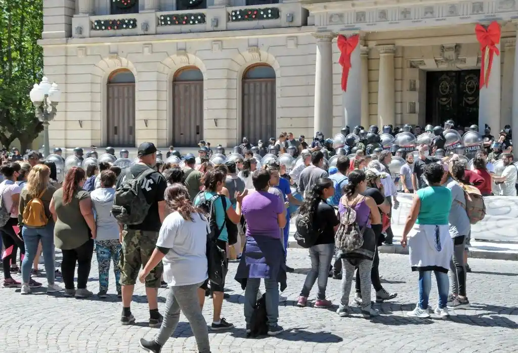 Caso Simón: Acampe frente al municipio tandilense y el chofer del intendente ratificó que habló con el acusado