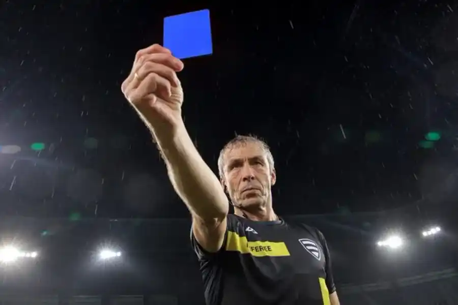 La FIFA desmintió que se vaya a implementar la tarjeta azul