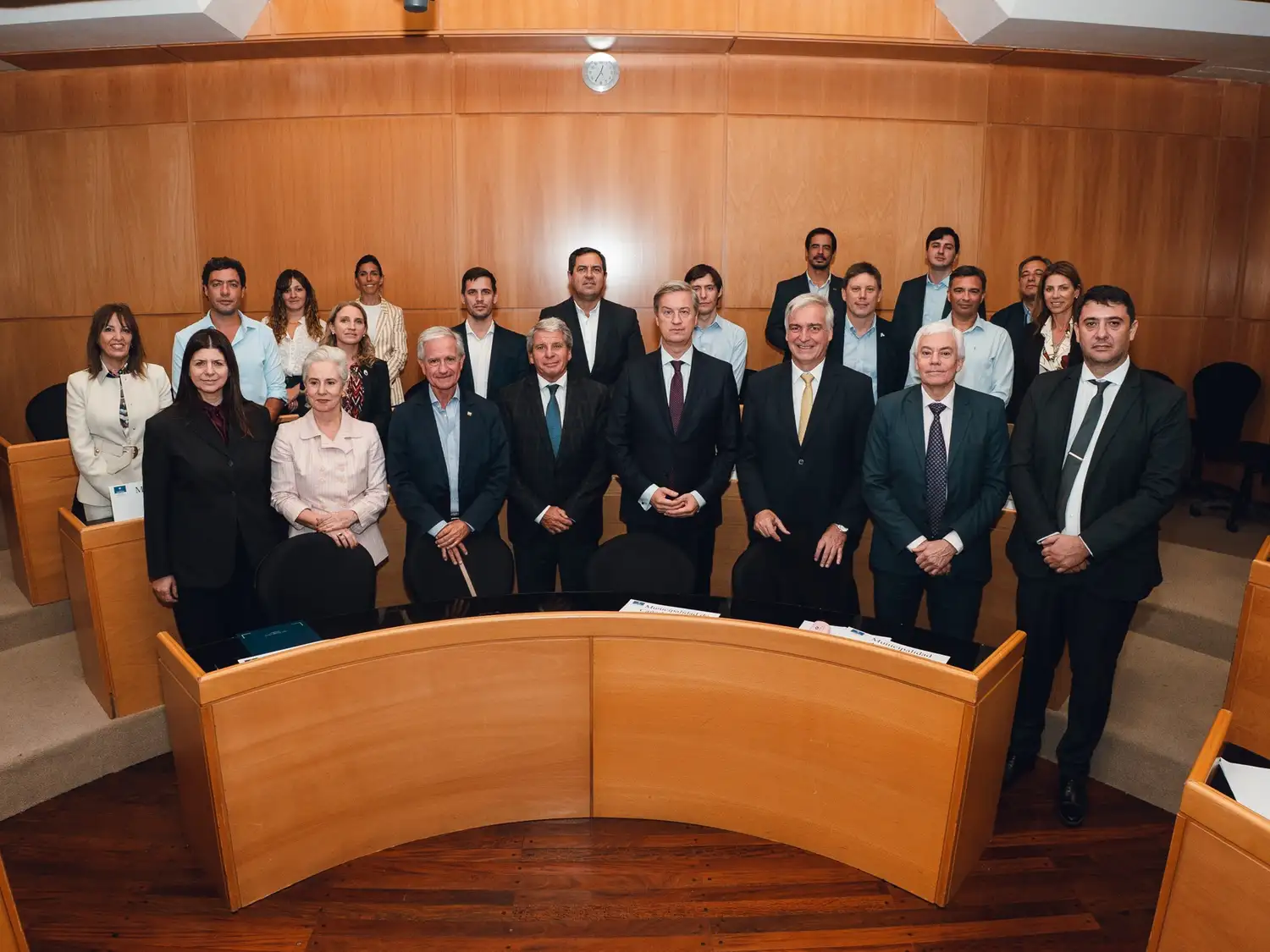 Andrés Ibarra junto a intendentes de distintos municipios durante el lanzamiento de la tercera etapa del programa de modernización estatal y participación ciudadana.