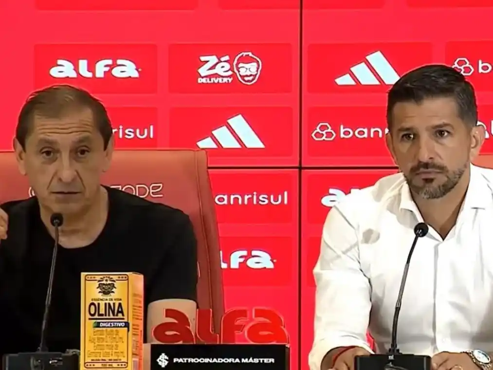 Ramón Díaz junto a su hijo Emiliano en conferencia de prensa .Foto:Captura de pantalla
