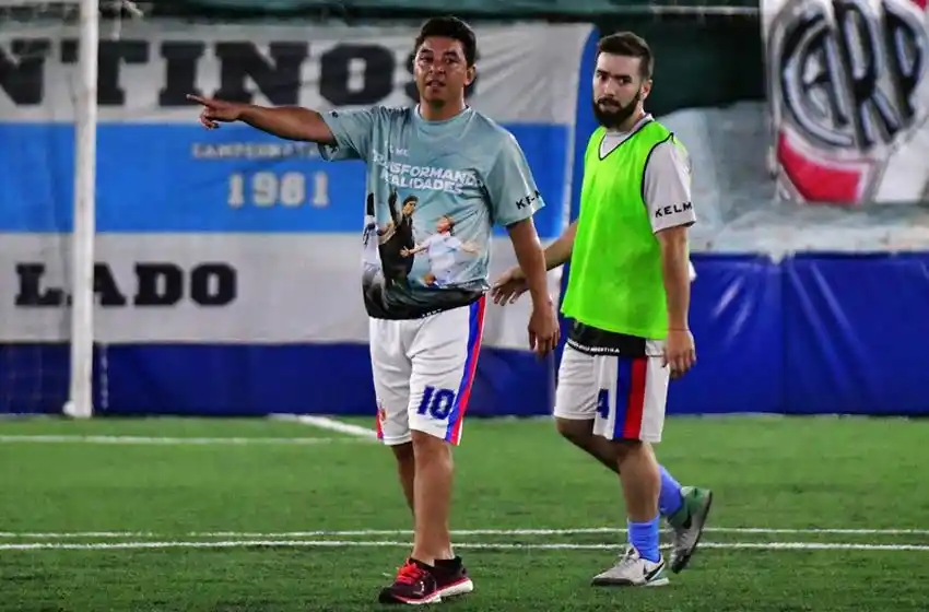 Distendido, Gallardo jugó un partido a beneficio y marcó un golazo