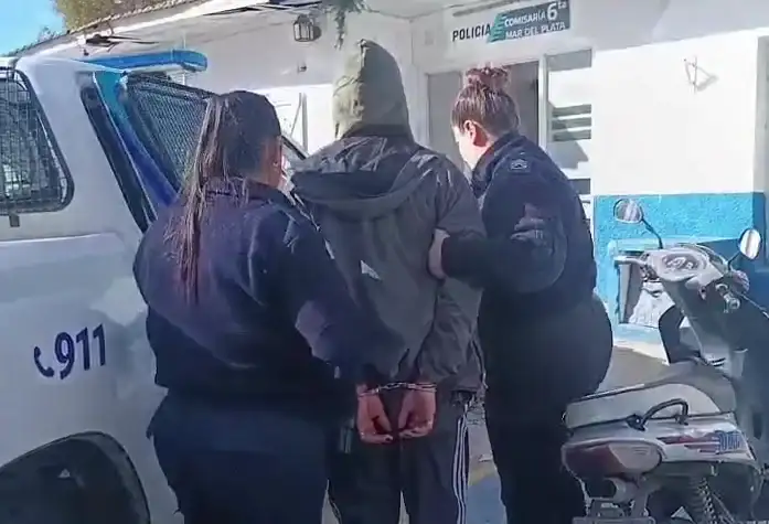 Durante el ingreso, causó daños en la puerta de acceso y agredió físicamente a la mujer, quien sufrió lesiones de carácter leve.