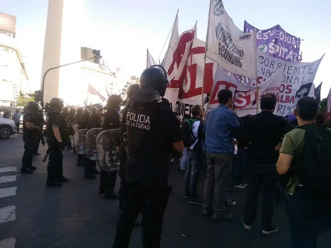 Tensión en el Obelisco: Trabajadores del Hospital Posadas se movilizan en rechazo a los despidos
