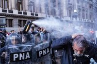 Tensión e incidentes frente al Congreso tras la confirmación del veto
