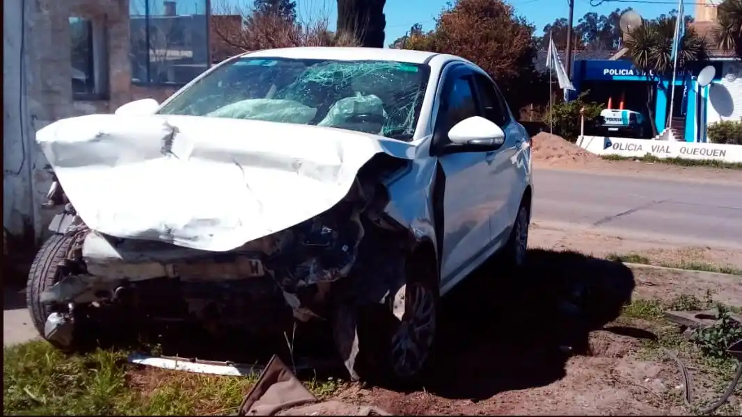 Destruidos. Terminaron el Fiat Cronos y el Volkswagen Gol, tras el fuerte impacto en la banquina de la ruta 88, a la altura del kilómetro 91