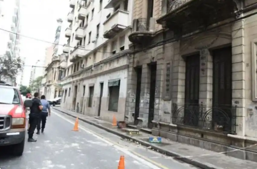 Sin heridos por casualidad: cayó la mampostería de una vieja casona en pleno centro