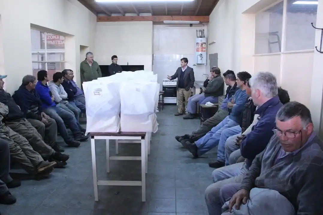 Lobería: Intendente Fioramonti entregó ropa a personal municipal