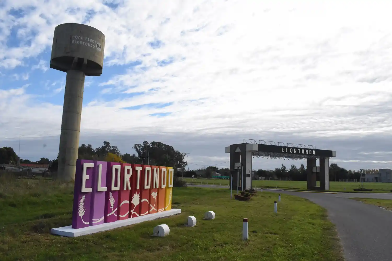 Junto con otras dos personas, amenazó con un arma de fuego, golpeó y maniató a dos víctimas. El ilícito fue en febrero del año pasado y el propietario del vehículo sustraído logró recuperarlo semanas después.