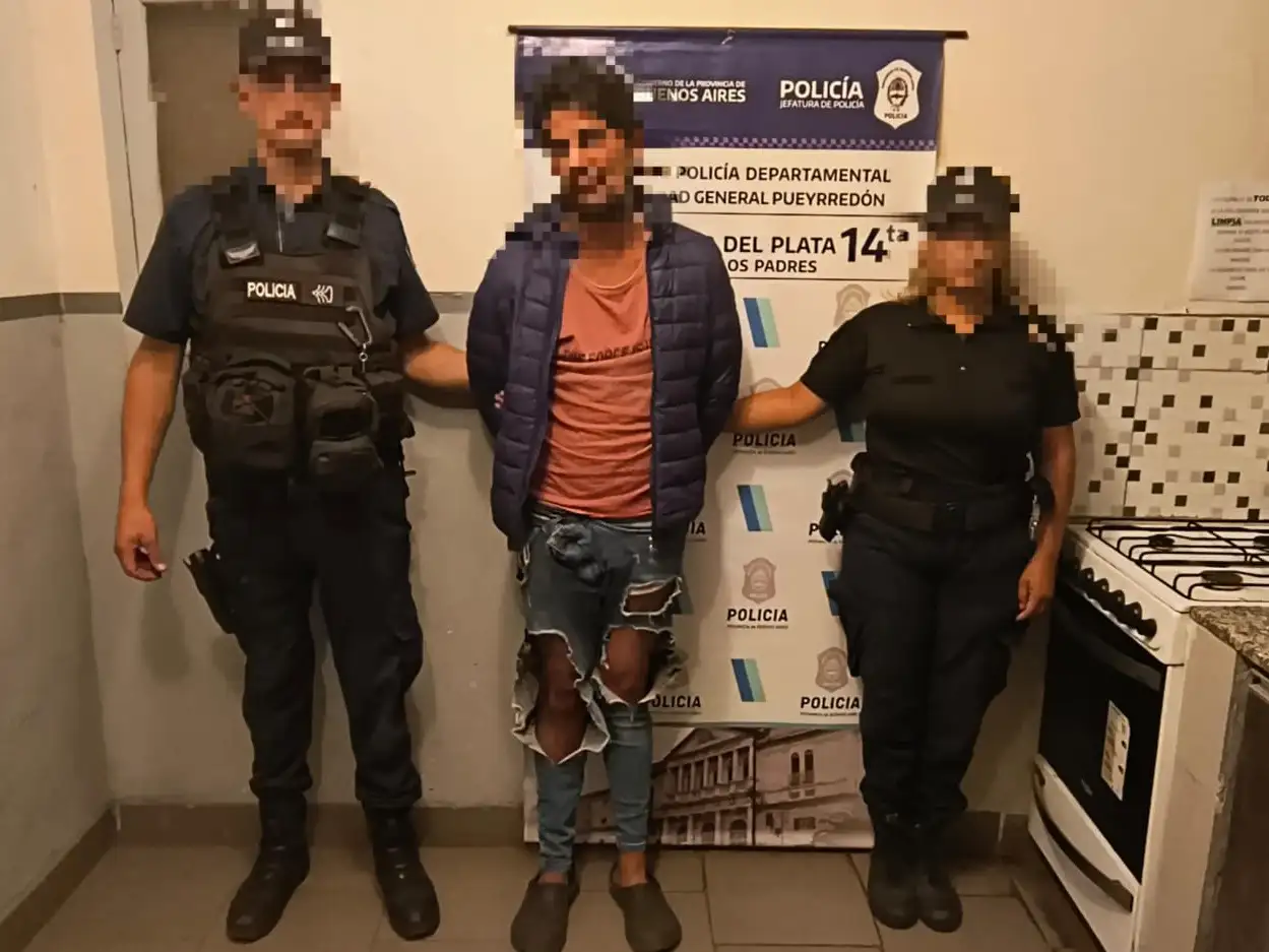 El imputado intentó agredir al personal uniformado y fue reducido y aprehendido.